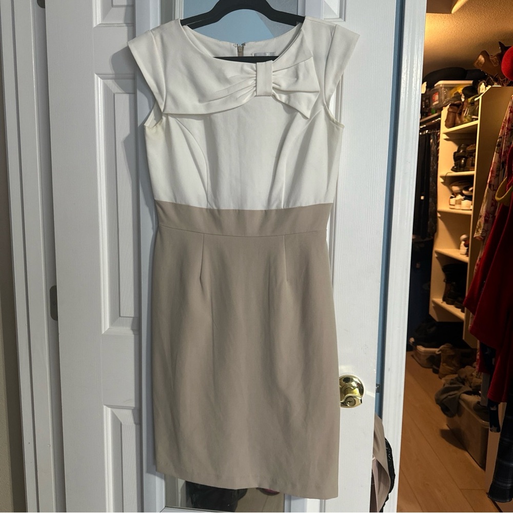 Olivia Matthews rayon Beige & White cap sleeve Bow Accent sheath dress 8